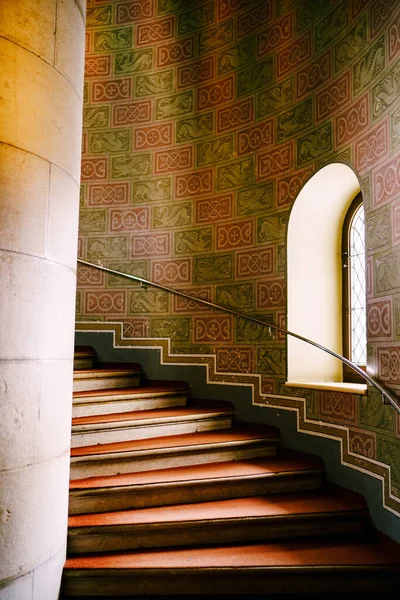 SCHWANGAU, ALEMANIA - 10 DE MARZO DE 2018: El interior del castillo de Neuschwanstau en Schwangau, Alemania. Antigua escalera de caracol vintage en la torre del castillo — Foto de Stock