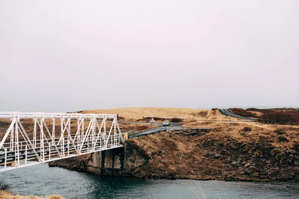 Fém közúti híd egy folyó felett Izlandon — Stock Fotó