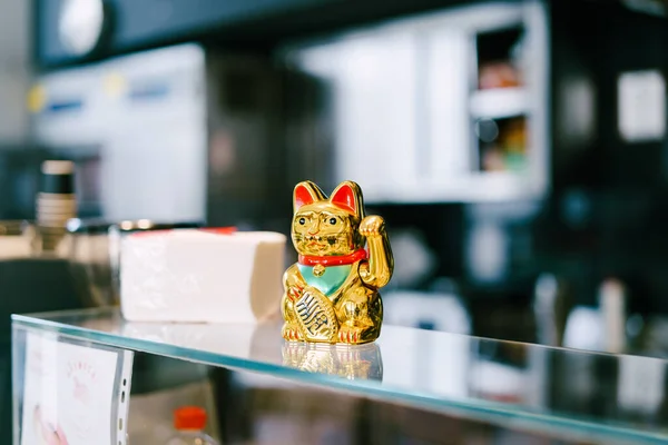 Tivat, Montenegro - 14 JUNI 2018: Maneki-neko figurine - inbjudande, lockande, kallande, lycka, pengar, lycka katt. Japanska figurer av porslin eller keramik — Stockfoto