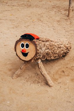 Tio de Nadal, Katalonya, Aragon, Oxitania ve komşu Andorra 'da bulunan bir Aragonlu ve Katalan Noel geleneğidir. Yüzü, bacakları ve şapkası yerde duran kütük.