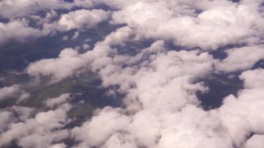 Cennetin güzel bulutları üzerinde uçuyor. Güneş tarafından hafifçe aydınlatılan yoğun kabarık bulutların resimli manzarası. Bulutların üzerinde uçarak. Bir uçak penceresinden bak.