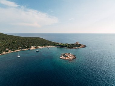 Karadağ 'ın Kotor Körfezi' nin girişindeki antik kale Arza, Adriyatik Denizi 'nde, Lustica yarımadasında. Askeri savunma kalesi. İHA 'nın hava fotoğrafı..