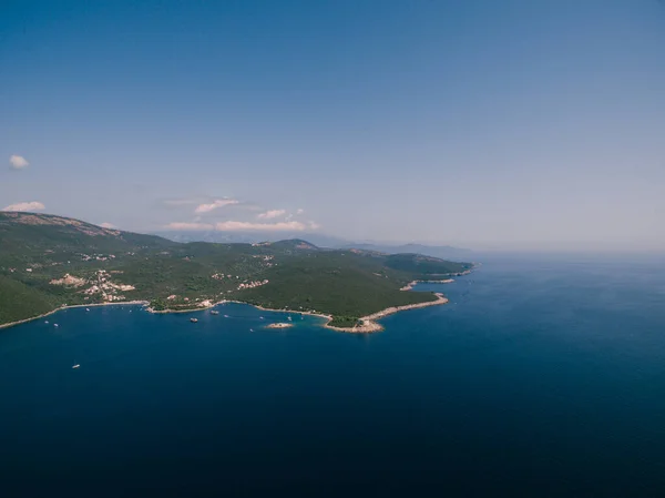 El antiguo fuerte Arza en la entrada de la Bahía de Kotor en Montenegro, en el mar Adriático, en la península de Lustica. Fortaleza para defensa militar. Foto aérea del dron . — Foto de Stock