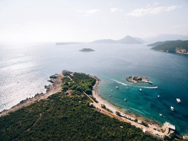 Karadağ 'ın Kotor Körfezi' ndeki Arza Kalesi, Adriyatik Denizi 'ndeki Lustica yarımadasında. Askeri savunma kalesi. İHA 'nın hava fotoğrafı. Mamula Adası Manzarası