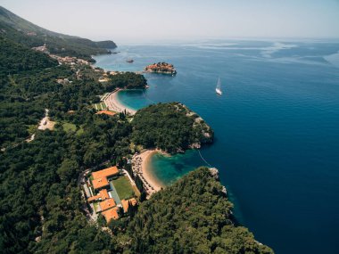 Budva, Karadağ - 10 Haziran 2019: Hotel spa Aman Resorts Sveti Stefan. Karadağ 'ın Adriyatik kıyısında lüks bir otel. Sahil ve sahil şeridi. Hava fotoğrafı. Zengin lüks hayat kavramı.