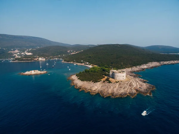 Het oude fort Arza aan de ingang van de baai van Kotor in Montenegro, in de Adriatische Zee, op het schiereiland Lustica. Fort voor militaire verdediging. Luchtfoto van de drone. — Stockfoto