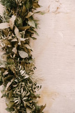 Zeytin, palmiye, kozalaklı, defne yapraklı ve thuja dalları bir bohçaya örülmüş. Hırvatistan 'ın Dubrovnik kentinde yeni yıl için evin girişini süsleyen Noel geleneği