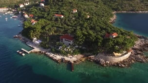 Drone vlucht nabij het eiland Kolochep, Kroatië. Jachten afgemeerd in zee, de kust van het eiland in de Adriatische Zee. Bovenaanzicht vanuit de lucht. — Stockvideo