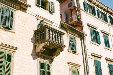 Kara Dağlar 'da Venedik tarzı güzel klasik balkonlar. Tarihi binaların arka planında sütunlar, UNESCO mirası.