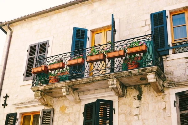 Bellissimi balconi d'epoca in stile veneziano nelle Montagne Nere di pietra e metallo con colonne sullo sfondo di edifici storici, patrimonio UNESCO — Foto Stock