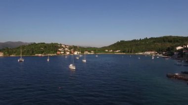 Hırvatistan 'ın Kolochep Adası yakınlarındaki İHA uçuşu. Denizdeki yatlar, Adriyatik Denizi 'ndeki adanın kıyıları. Havadan üst görünüm.