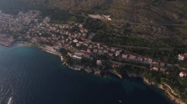 Dubrovnik üzerinde insansız hava aracı uçuşu, yeni bölgeler, eski şehir değil. Havadan üst görünüm.