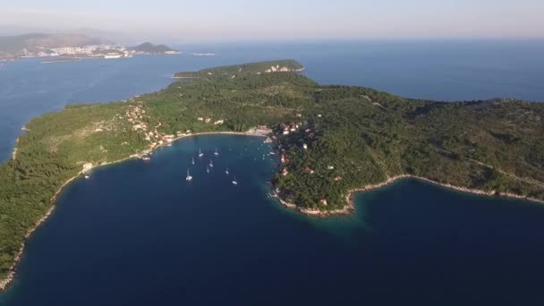 Drone vlucht nabij het eiland Kolochep, Kroatië. Jachten afgemeerd in zee, de kust van het eiland in de Adriatische Zee. Bovenaanzicht vanuit de lucht. — Stockvideo