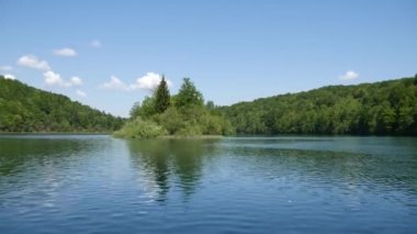 Hırvatistan 'ın Plitvice Göllerinde nehirde yüzen turist botu