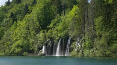 Hırvatistan 'ın Plitvice Gölleri' nin güzel şelale manzarası. Plitvice Gölleri Ulusal Parkı 'nın doğa manzarası, Hırvatistan' ın orta kesimindeki Karst Dağı 'ndaki UNESCO Dünya Mirası oldu.