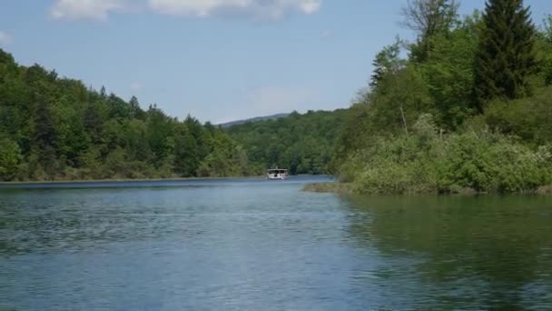 Barco turístico flotando en el río en los lagos de Plitvice en Croacia — Vídeo de stock