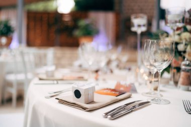  Düğün masası resepsiyonu. Küçük bir kutu, içinde hediye olarak servis edilen peçetenin üstünde.