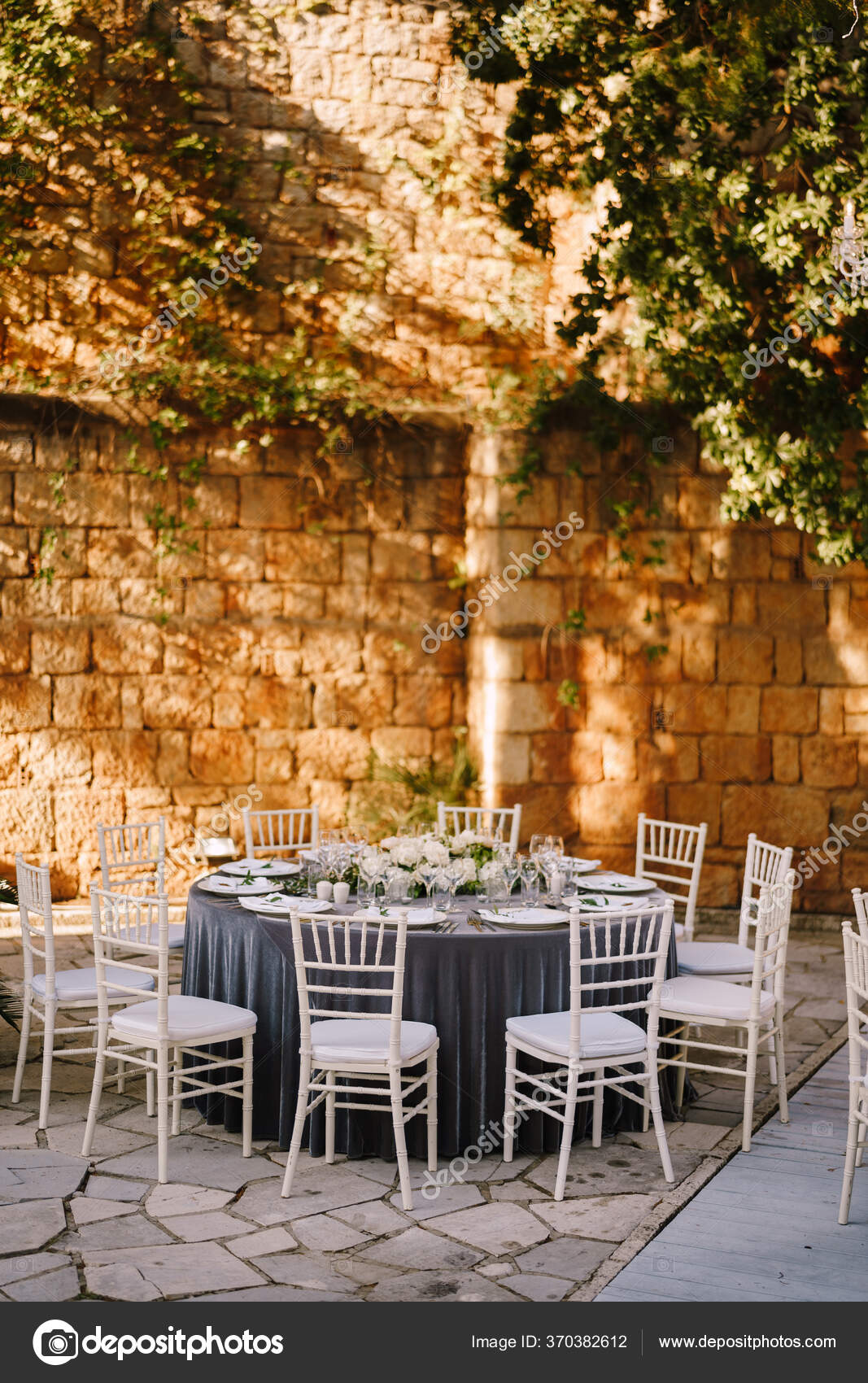Recepción de mesa de cena de boda. Mesas redondas de banquete para  invitados con mantel gris., image size:1067x1700