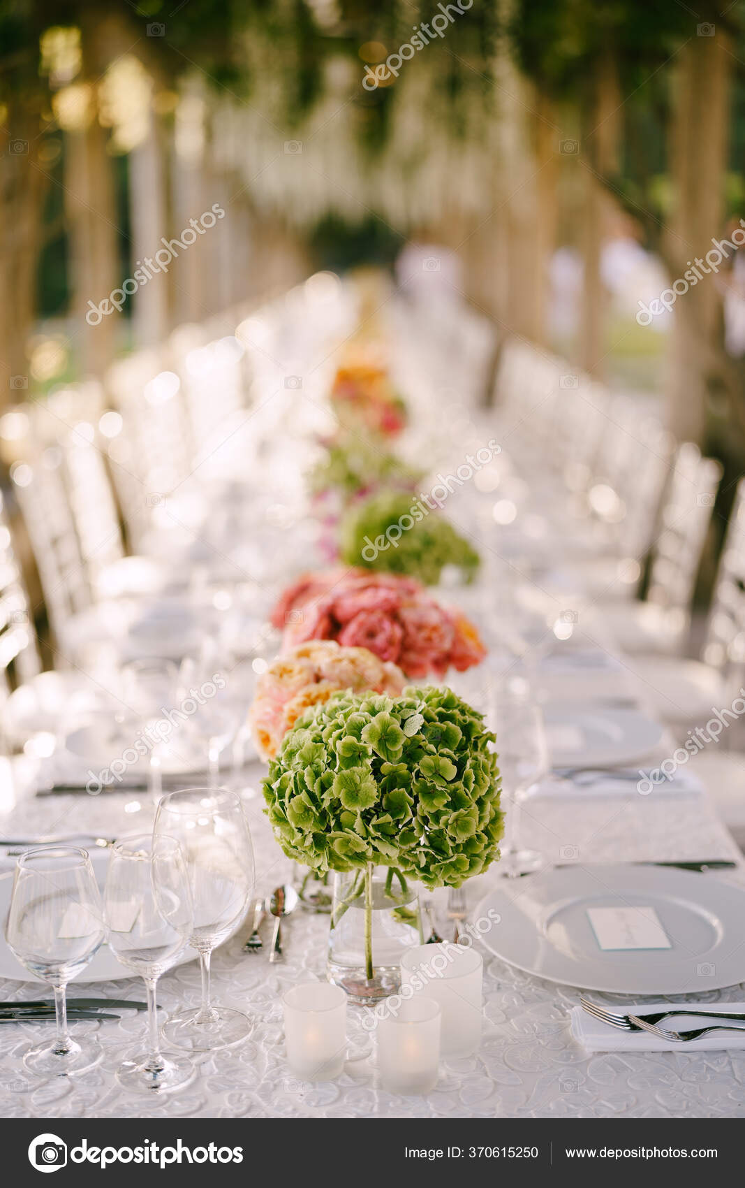 Recepción de mesa de cena de boda. La perspectiva de una mesa de bodas  entrando en, image size:1067x1700