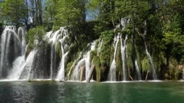 Hırvatistan 'daki Plitvice Gölleri Ulusal Parkı' nda büyük bir şelale. Korana Nehri, doğal barajların oluşmasına neden oldu. Bu barajlar bir dizi pitoresk göller, şelaleler ve mağaralar yarattı..