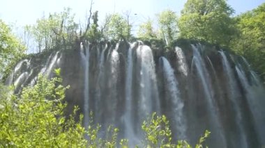 Hırvatistan 'daki Plitvice Gölleri Ulusal Parkı' nda büyük bir şelale. Korana Nehri, doğal barajların oluşmasına neden oldu. Bu barajlar bir dizi pitoresk göller, şelaleler ve mağaralar yarattı..