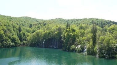 Hırvatistan 'daki Plitvice Gölleri Ulusal Parkı' nda büyük bir şelale. Korana Nehri, doğal barajların oluşmasına neden oldu. Bu barajlar bir dizi pitoresk göller, şelaleler ve mağaralar yarattı..
