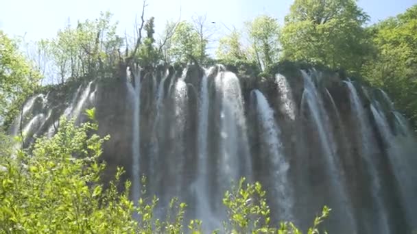 Gran cascada en el Parque Nacional de los Lagos de Plitvice en Croacia. El río Korana, causó barreras travertinas para formar presas naturales, lo que creó una serie de lagos pintorescos, cascadas y cuevas.. — Vídeo de stock