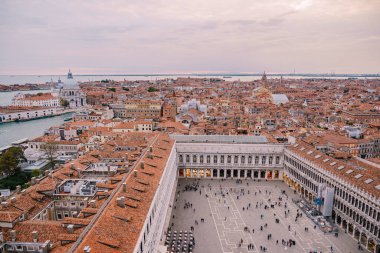 Saint Mark Bazilikası 'nın bulunduğu ünlü meydandaki St. Marks Campanile Katedral Kulesi' nden, adanın batı kısmından, meydandaki insanlardan ve Santa Maria - Della - Selam. Venedik, İtalya 