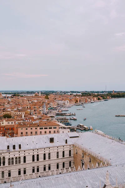 Der Fähranleger und Anlegeplatz für Gondeln - San Marco-San Zaccaria in Venedig, Italien. Luftaufnahme vom riesigen Glockenturm der Kathedrale San Marco Campanile, Blick durch den Dogenpalast.. — Stockfoto