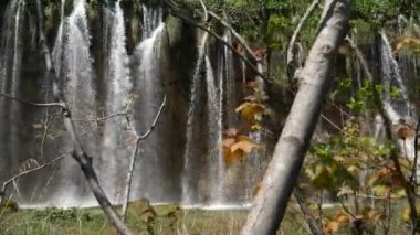 Hırvatistan 'daki Plitvice Gölleri Ulusal Parkı' nda büyük bir şelale. Korana Nehri, doğal barajların oluşmasına neden oldu. Bu barajlar bir dizi pitoresk göller, şelaleler ve mağaralar yarattı..