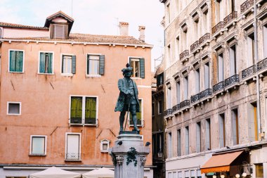 Venedikli, oyun yazarı, yazar ve avukat Carlo Goldoni 'nin anıtı Venedik' teki St. Bartholomew 'un küçük bir meydanına dikilmiştir..