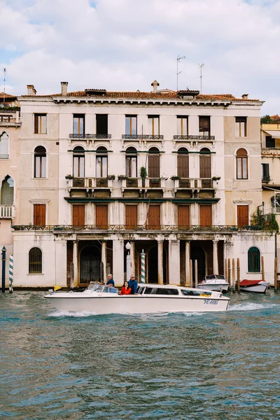 Венеція, Італія - 04 октобер 2019: Туристи на набережній Венеції, на тлі стародавніх фасадів будівель, що стояли у воді. Спостереження за водою у Венеції (Італія).. — стокове фото