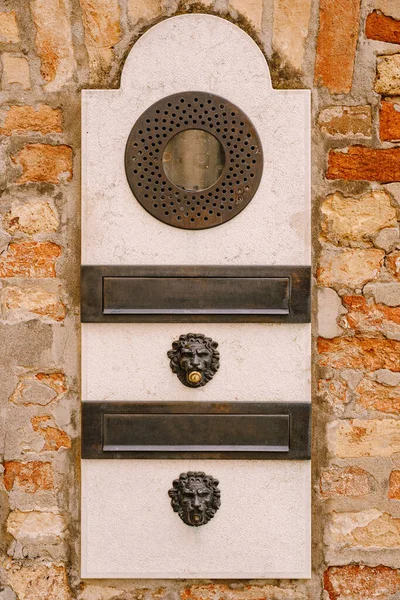 Nahaufnahmen von Hausfassaden in Venedig, Italien. Eine alte Vintage-Gegensprechanlage und ein Briefkasten an einer Steinwand. An der Tür, wo diese alten, rostigen Klingeln standen. — Stockfoto