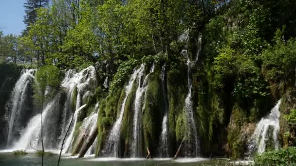 Grote waterval in het Nationaal Park Plitvice Meren in Kroatië. De rivier de Korana veroorzaakte de vorming van natuurlijke dammen door travertijnen, waardoor een aantal pittoreske meren, watervallen en grotten ontstonden.. — Stockvideo