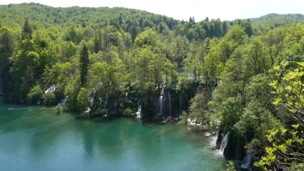 Large waterfall in the Plitvice Lakes National Park in Croatia. The Korana River, caused travertine barriers to form natural dams, which created a number of picturesque lakes, waterfalls and caves. — Stock Video