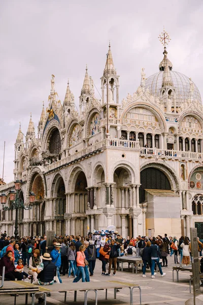 Kathedraal van San Marco in Venetië, Italië, Basiliek van San Marco. Een enorme menigte toeristen op het plein voor de kathedraal. — Stockfoto