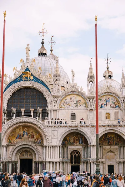 Kathedraal van San Marco in Venetië, Italië, Basiliek van San Marco. Een enorme menigte toeristen op het plein voor de kathedraal. — Stockfoto