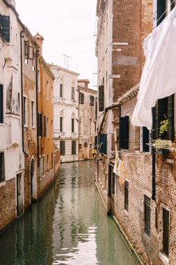 Venedik 'te dar bir kanal. Evler arasında küçük kanallar, birkaç metre. Sokaklar arasında güzel küçük köprüler.