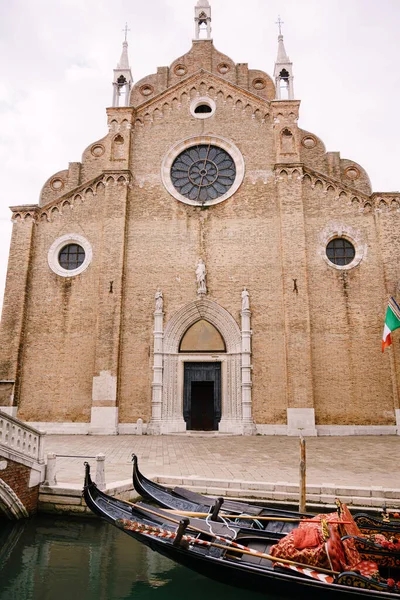 Santa Maria Gloriosa dei Frari, St. Mary of the Word or Assumption of the Virgin Mary, Basilica di Santa Maria Gloriosa dei Frari - один з найвідоміших і найвідоміших соборів у Венеції. — стокове фото