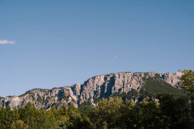 Dolomitler - Doğu Alplerinde bir dağ sırası, Güney Kireçtaşı Alpleri sisteminde. Dizi İtalya 'nın kuzeydoğu kesiminde yer almaktadır. Parlak güneşli Ekim günü, bulutlu mavi gökyüzü.