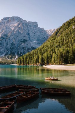 Düğün çifti İtalya 'daki Lago di Braies' de tahta bir tekneyle denize açılıyorlar. Avrupa 'da yeni evliler, Braies gölünde, Dolomitler' de. Damat kürek çeker, gelin karşısına oturur..