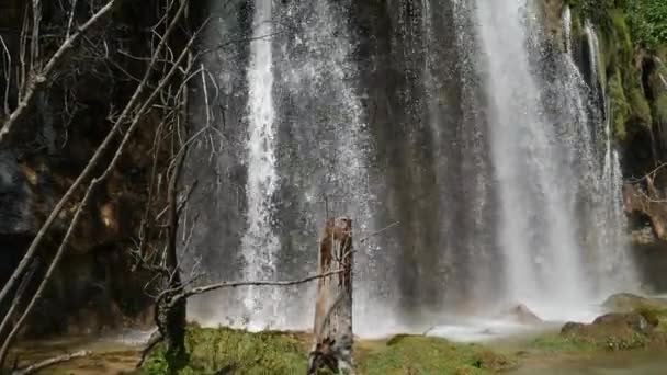 Grande cachoeira no Parque Nacional dos Lagos Plitvice, na Croácia. O rio Korana, causou barreiras de travertino para formar represas naturais, o que criou uma série de lagos pitorescos, cachoeiras e cavernas.. — Vídeo de Stock