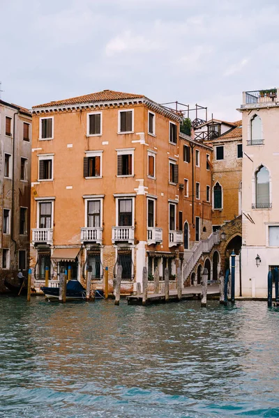 Büyük Kanal 'daki eski evler, Venedik, İtalya. Venedik merkezindeki klasik oteller ve konut binaları. Venedik 'in yazları su üzerindeki tarihi mimarisi. Eski çehreli Venedik sokağı. — Stok fotoğraf