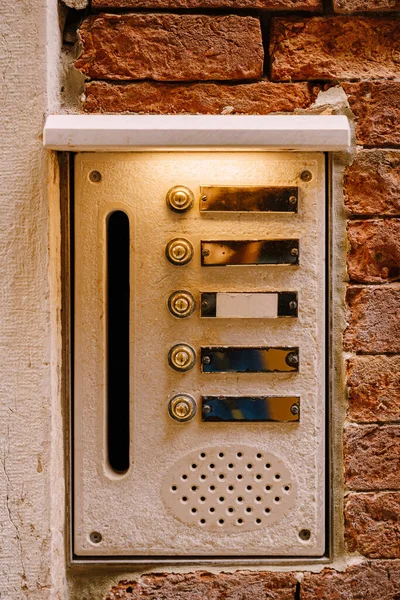 Nahaufnahmen von Hausfassaden in Venedig, Italien. Eine alte Vintage-Gegensprechanlage und ein Briefkasten an einer Steinwand. An der Tür, wo diese alten, rostigen Klingeln standen. — Stockfoto