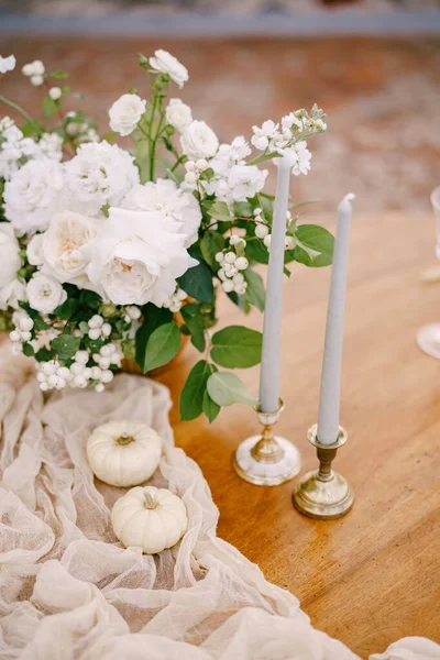 Closeup of a wooden table decorated for a wedding dinner. — Stock Photo, Image