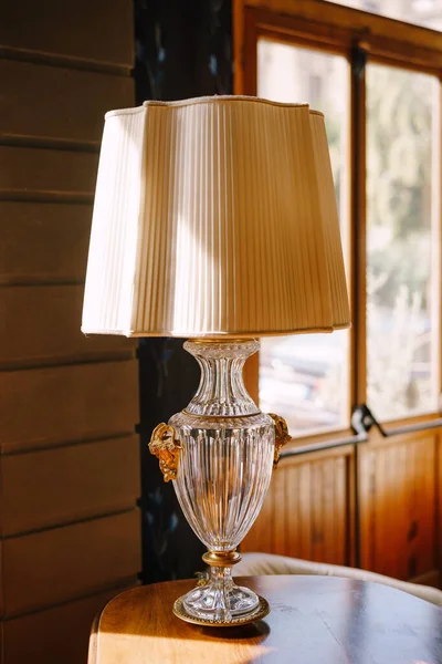 Антикварная настольная лампа с белым абажуром и хрустальным основанием — стоковое фото