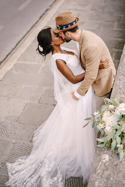 Γάμος στη Φλωρεντία, Ιταλία. Αφροαμερικανή νύφη και Καυκάσιος γαμπρός. Πολυφυλετικό ζευγάρι γάμου — Φωτογραφία Αρχείου