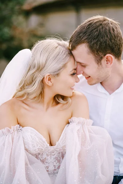 Casamento em uma antiga vinícola villa na Toscana, Itália. Close-up retrato de um casal de casamento, o noivo abraça a noiva . — Fotografia de Stock