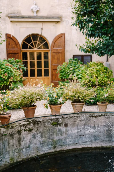 En antik fontän i mitten av gården till en vingård i Italien, Toscana. — Stockfoto