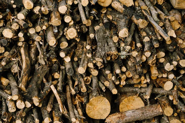 Tumpukan Firewood. Persiapan kayu bakar untuk musim dingin. Latar belakang kayu bakar. Latar belakang kayu bakar cincang kering. Latar belakang kayu — Stok Foto